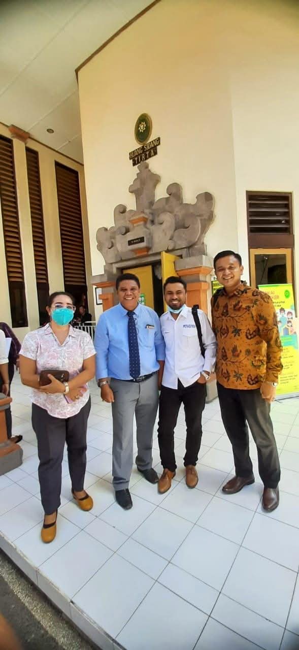Momen kebersamaan Raymond Simamora, S.H., M.H. (ketiga dari kanan) bersama jajaran kolega di depan Ruang Sidang Tirta dengan latar belakang arsitektur bergaya Bali.