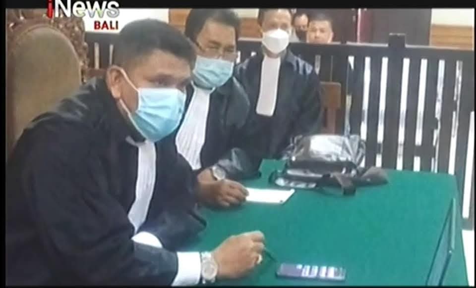 Potret Raymond Simamora, S.H., M.H. saat mengenakan toga advokat dalam sebuah sesi persidangan yang diliput oleh media berita.