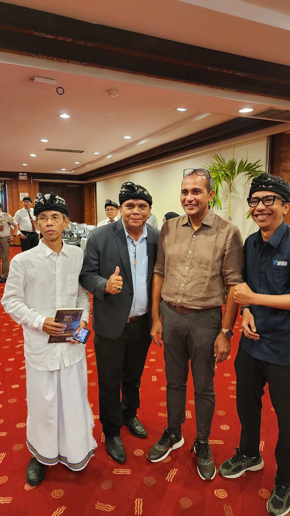 Momen Raymond Simamora, S.H., M.H. (kedua dari kiri) berpose bersama rekan sejawat dalam balutan busana adat Bali dalam sebuah acara formal.