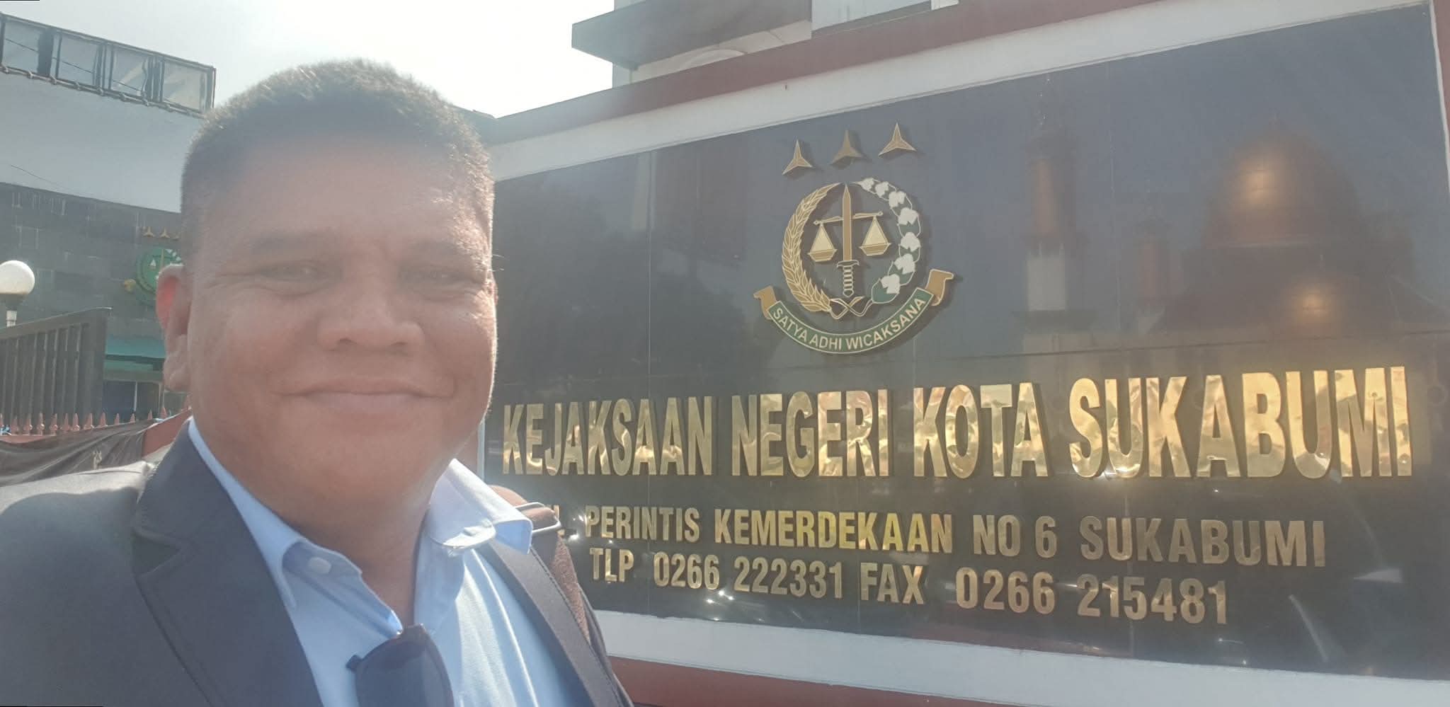 Potret Raymond Simamora, S.H., M.H. saat berada di depan gedung Kejaksaan Negeri Kota Sukabumi untuk menjalankan agenda kedinasan.