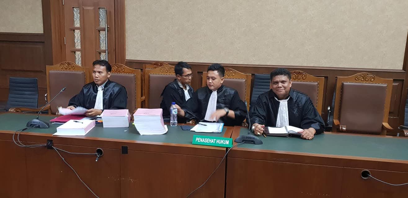 Kesiapan tim hukum pimpinan Raymond Simamora, S.H., M.H. (paling kanan) di meja Penasehat Hukum dengan tumpukan berkas perkara saat mengikuti jalannya persidangan di pengadilan.